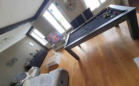Spacieux - LITERIE HAUT DE GAMME - Billard - Fléchette -TV 65 - Netflix - Amazon Prime- LIT KING SIZE - 4 chambres - Jeux enfants - Terrasse - Barbecue - Géré par Presta-Zen'Services- Chez Aline